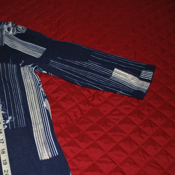 3/$30 - Navy, White & Gold Peekaboo Top - L - Picture 10 of 13